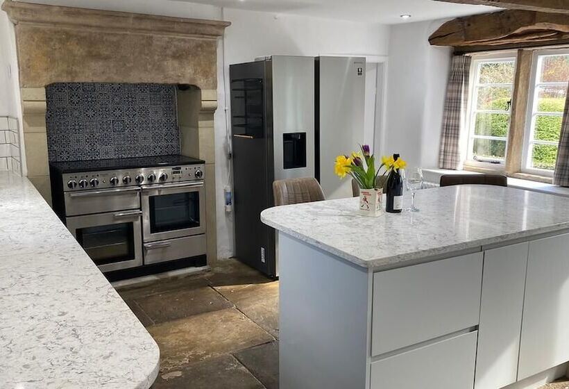 Beautiful Peak District Cottage With Hot Tub