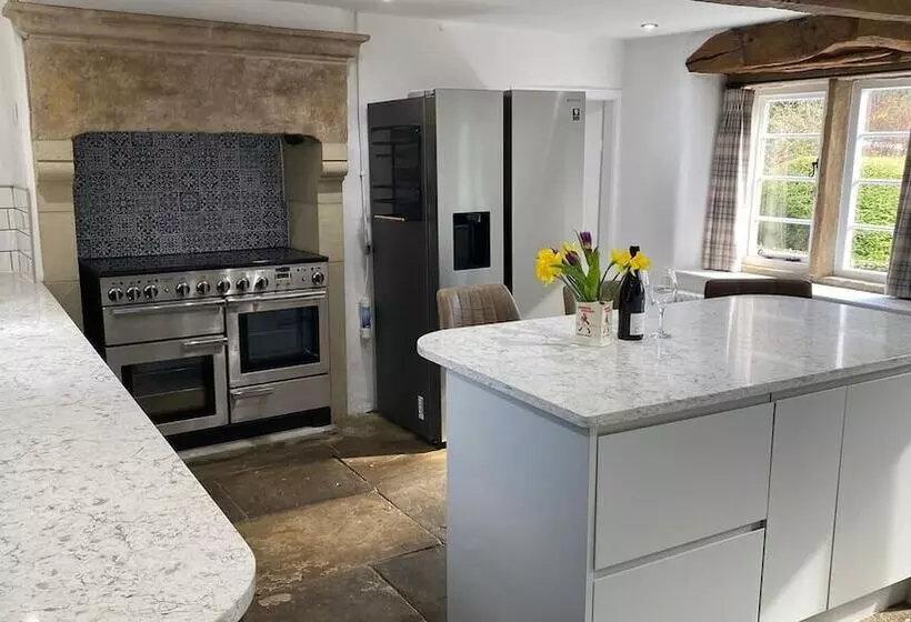 Beautiful Peak District Cottage With Hot Tub