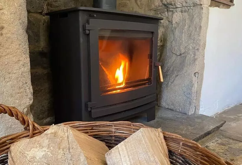 Beautiful Peak District Cottage With Hot Tub