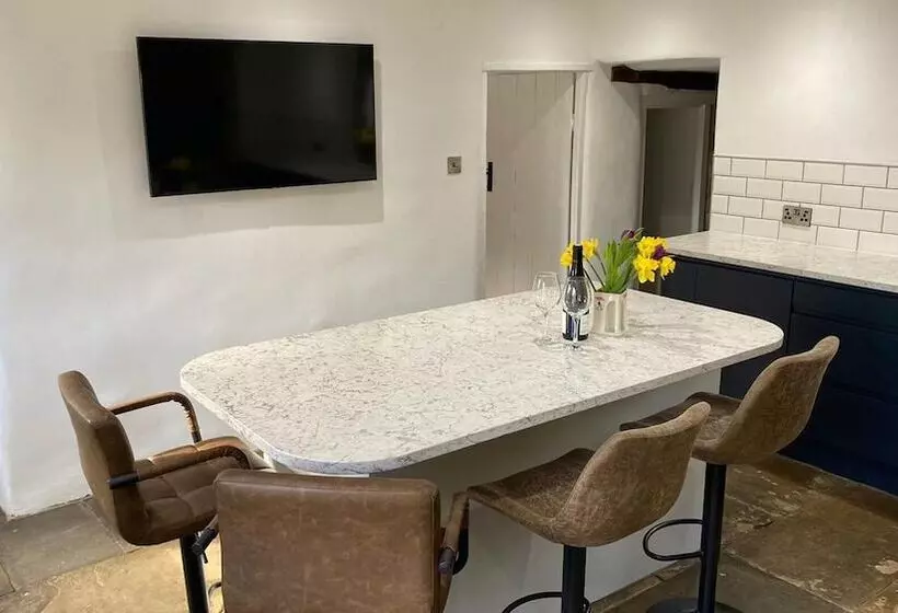 Beautiful Peak District Cottage With Hot Tub