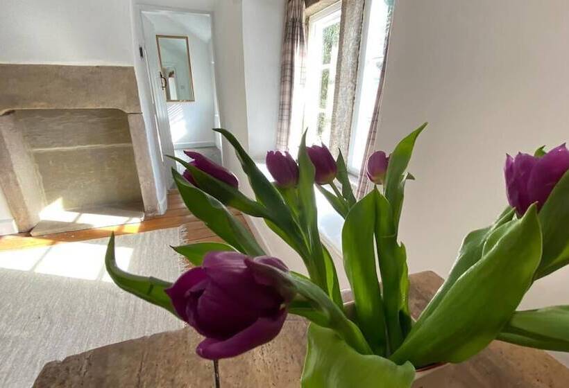 Beautiful Peak District Cottage With Hot Tub