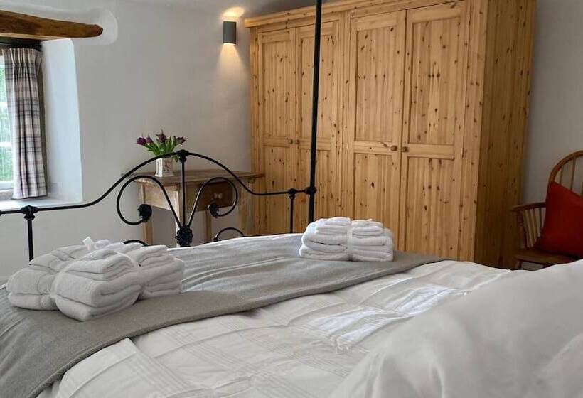 Beautiful Peak District Cottage With Hot Tub