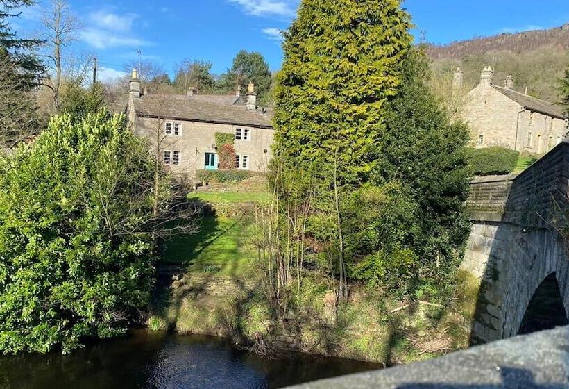 Beautiful Peak District Cottage With Hot Tub