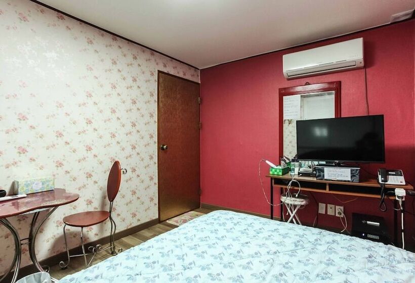 Jeju Donggung Motel