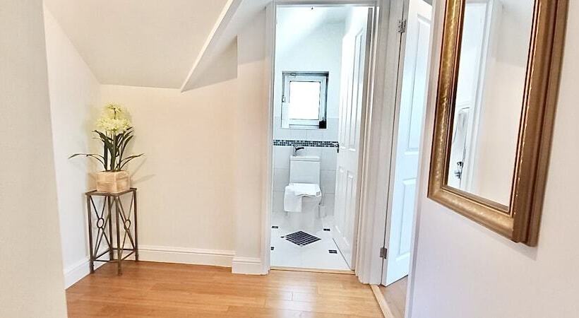 پانسیون Amara House