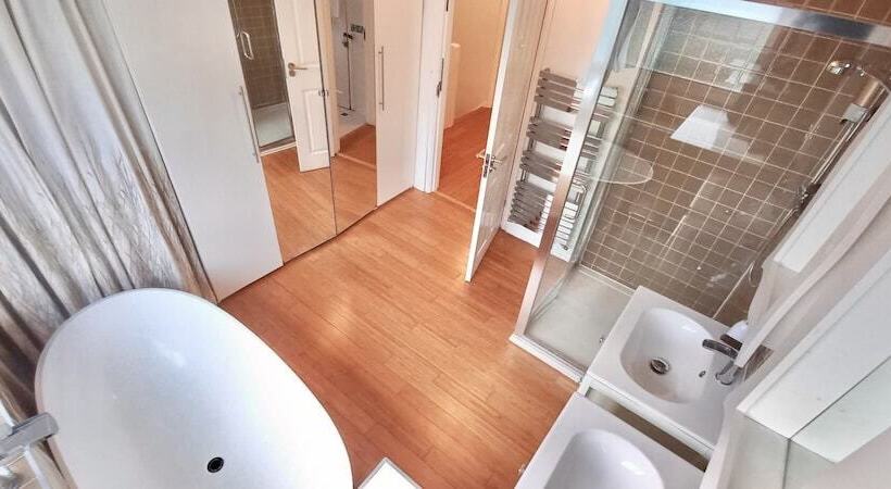 پانسیون Amara House