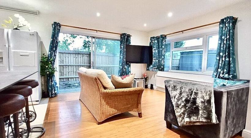 پانسیون Amara House