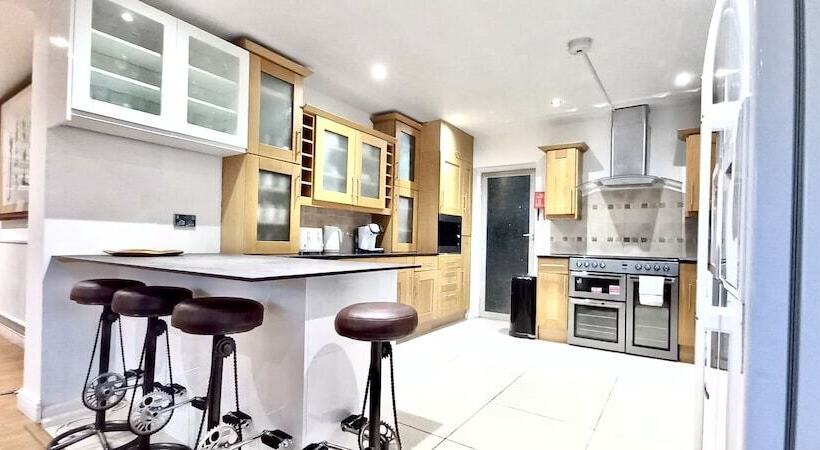 پانسیون Amara House