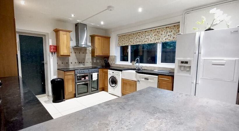 پانسیون Amara House