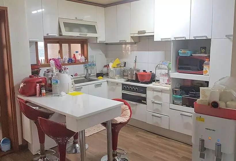 پانسیون Red Dragonfly Guesthouse Jeju