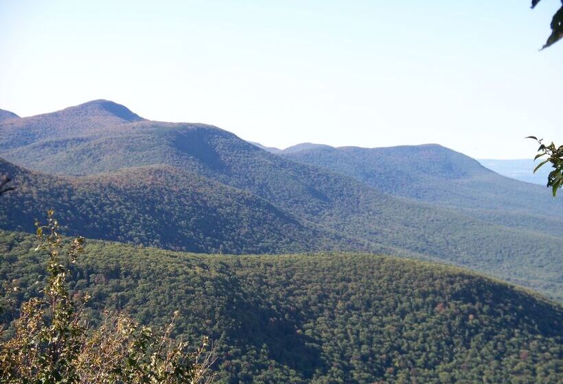 בית מלון כפרי Crystal Brook Resort & Mountain Brauhaus