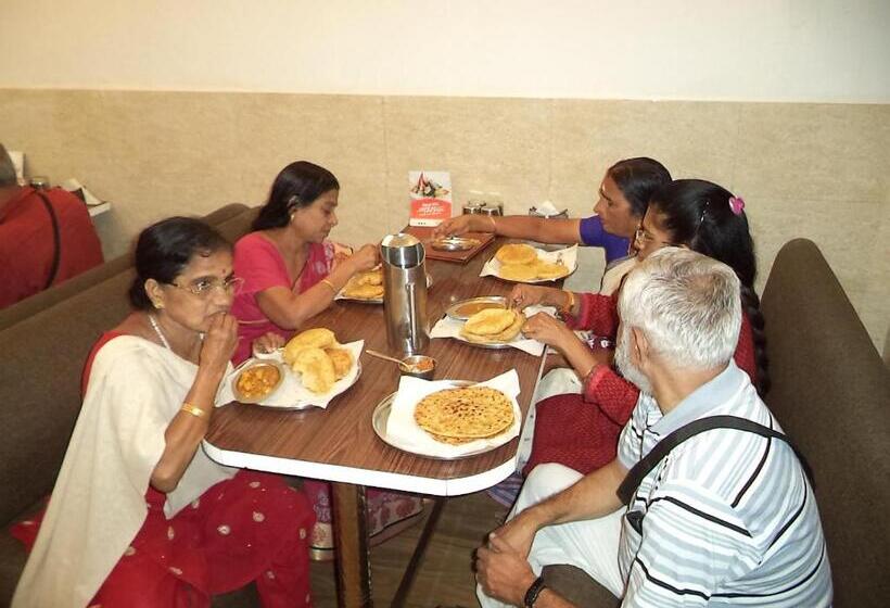 هتل Abhineet Palace