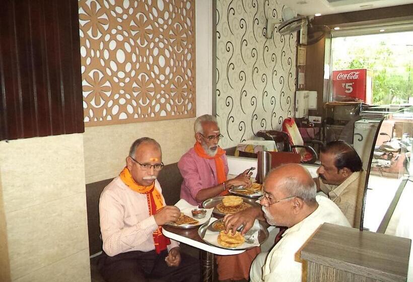 هتل Abhineet Palace