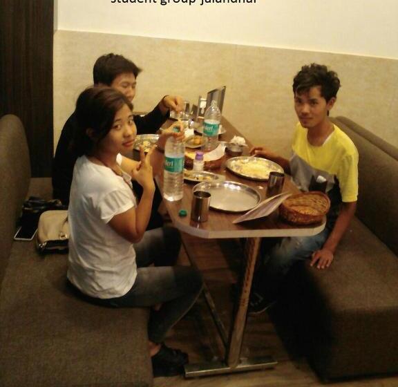 هتل Abhineet Palace