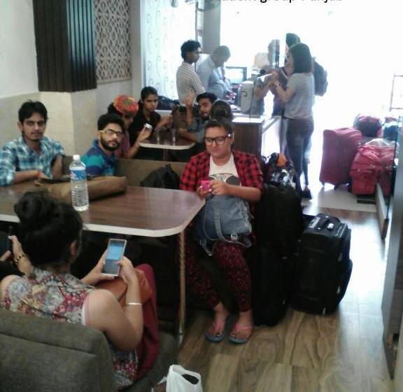 هتل Abhineet Palace