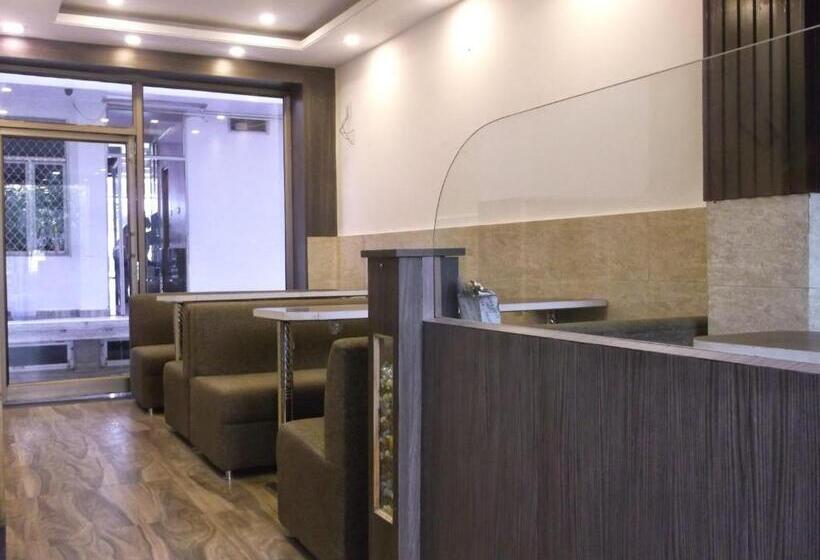 هتل Abhineet Palace