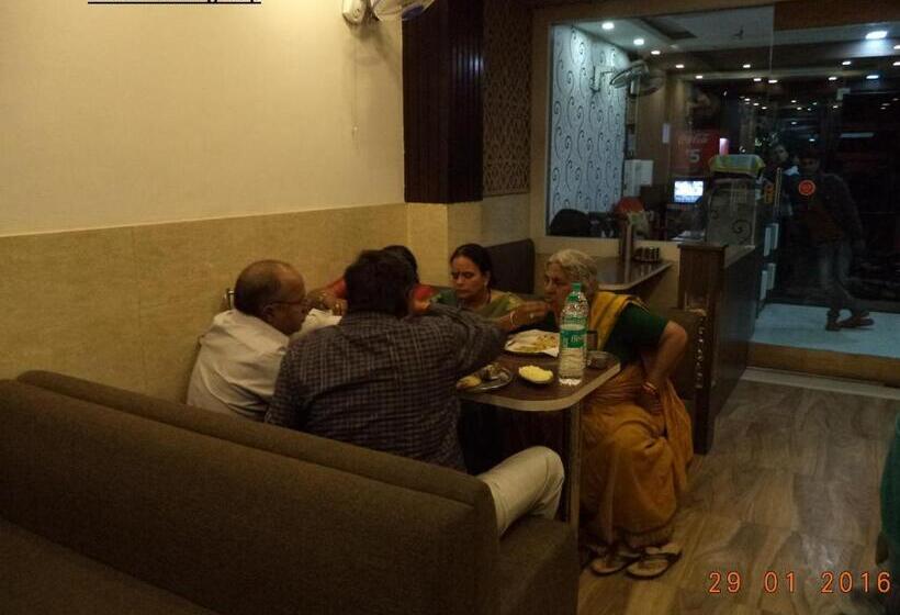 هتل Abhineet Palace