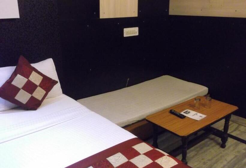 هتل Abhineet Palace