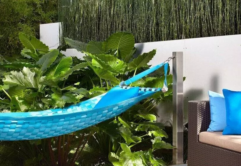 Frame Hotel   Treehouse