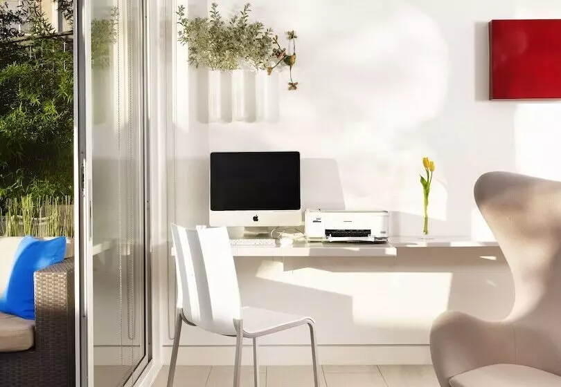 Frame Hotel   Treehouse