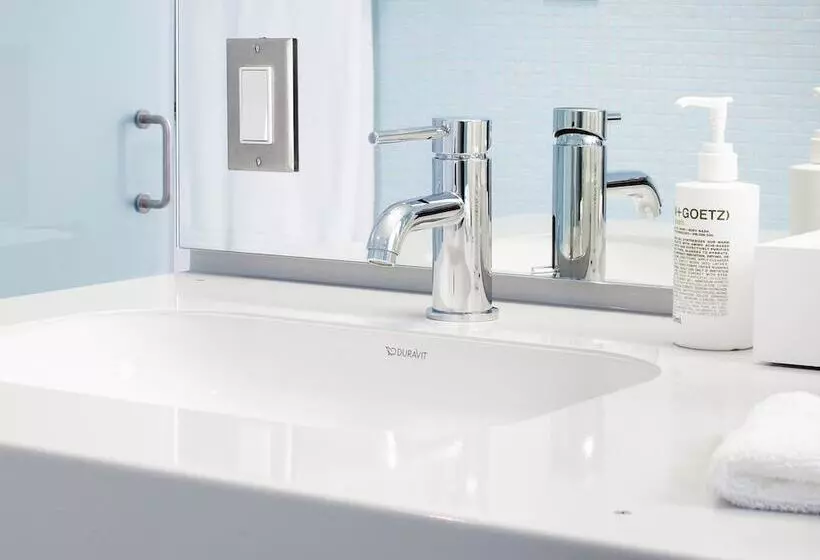 Frame Hotel   Treehouse