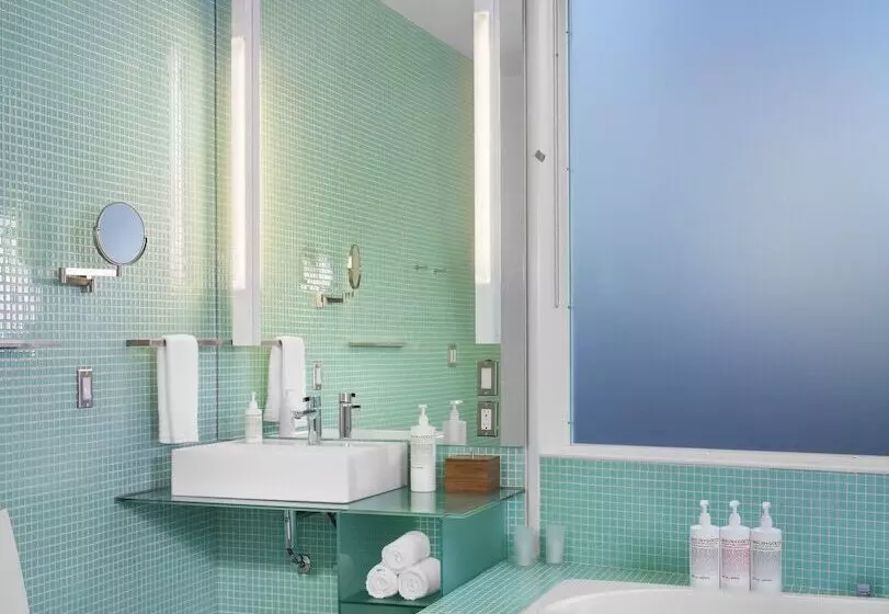 Frame Hotel   Treehouse