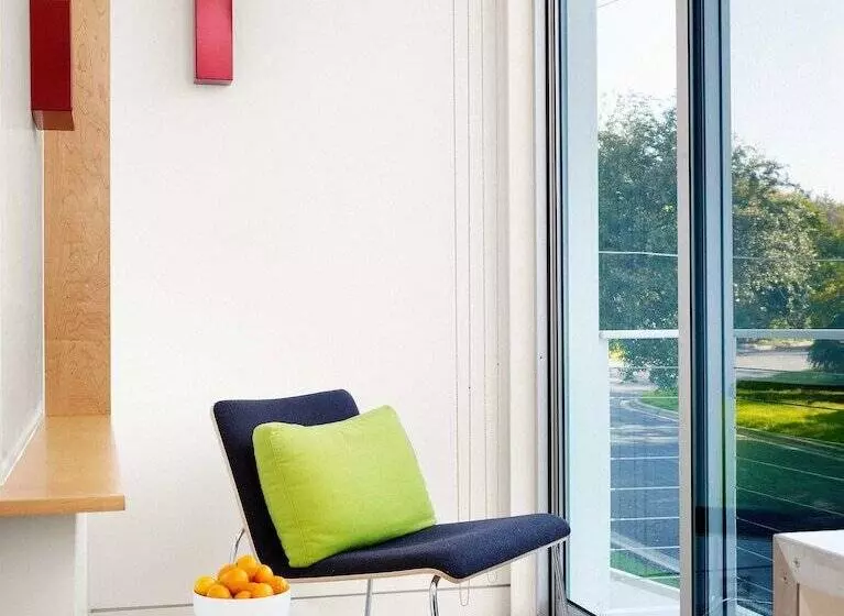 Frame Hotel   Treehouse