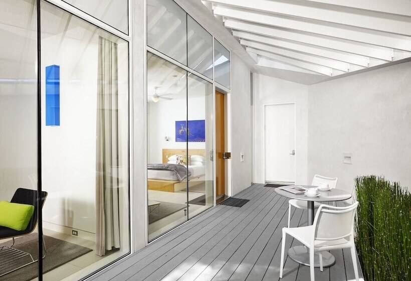 Frame Hotel   Treehouse