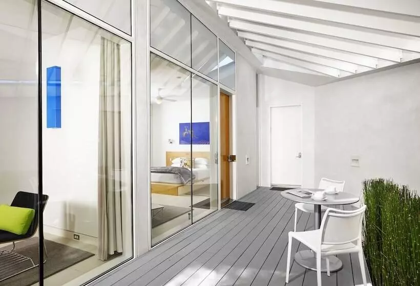 Frame Hotel   Treehouse