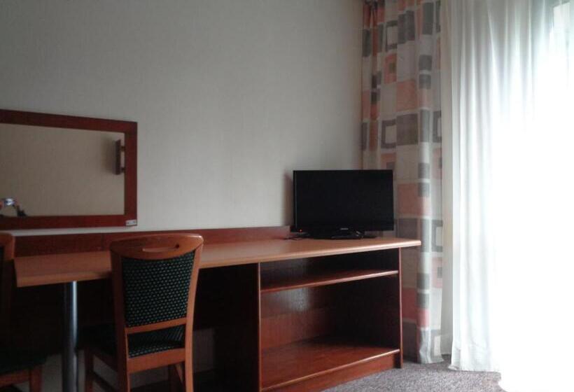 Otel Ow Inter Piast Kalbornia   Z Własną Plażą Z Kąpieliskiem I Przystanią