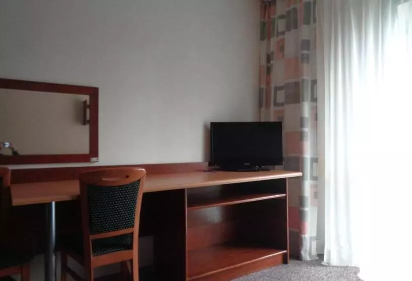 Hotelli Ow Inter Piast Kalbornia   Z Własną Plażą Z Kąpieliskiem I Przystanią