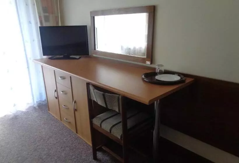 Hotelli Ow Inter Piast Kalbornia   Z Własną Plażą Z Kąpieliskiem I Przystanią