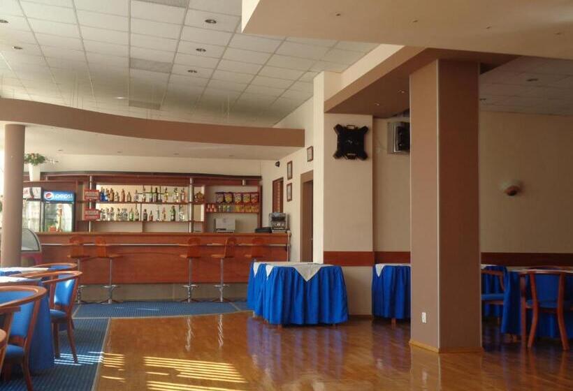 Otel Ow Inter Piast Kalbornia   Z Własną Plażą Z Kąpieliskiem I Przystanią