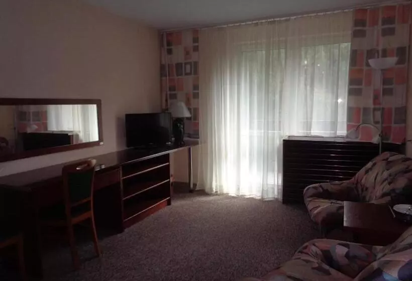 Hotelli Ow Inter Piast Kalbornia   Z Własną Plażą Z Kąpieliskiem I Przystanią