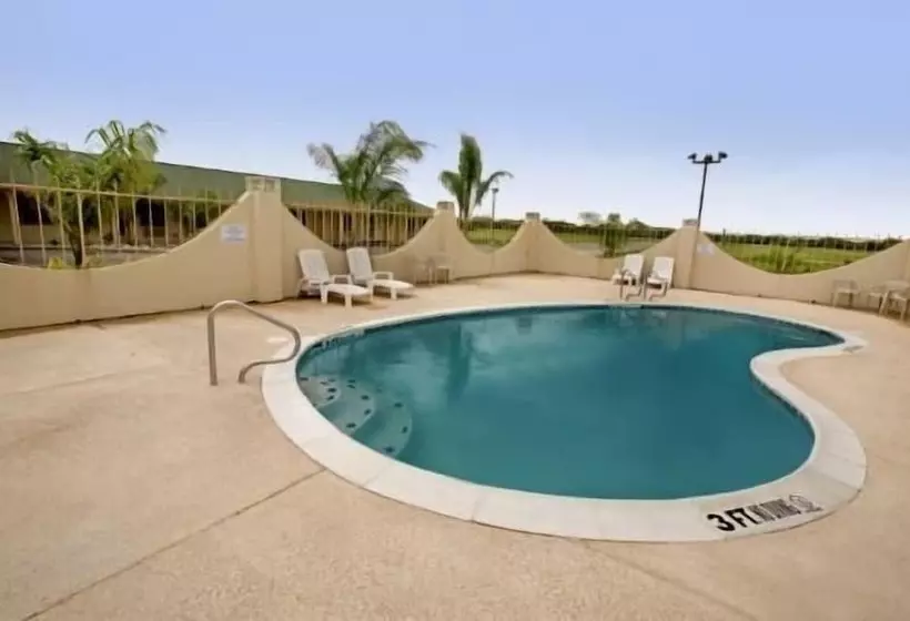 Hotelli Riviera Inn & Suites