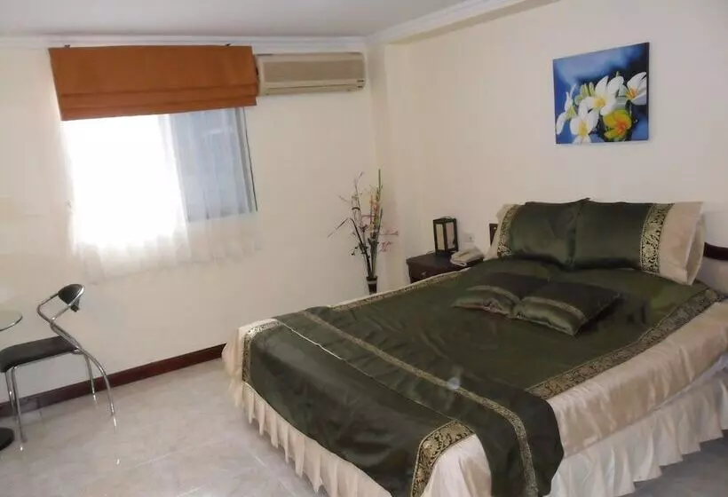 호텔 Adonis Guest House