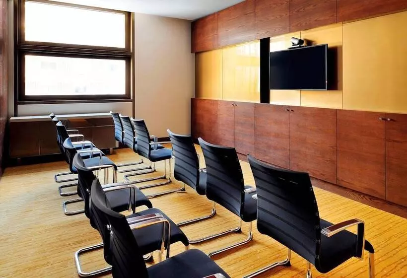 Отель Courtyard By Marriott World Trade Center, Abu Dhabi