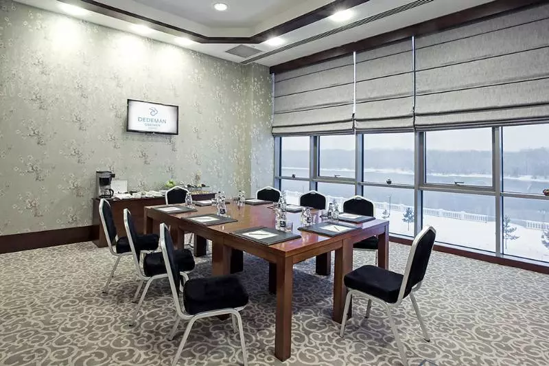 酒店 Dedeman Oskemen Tavros