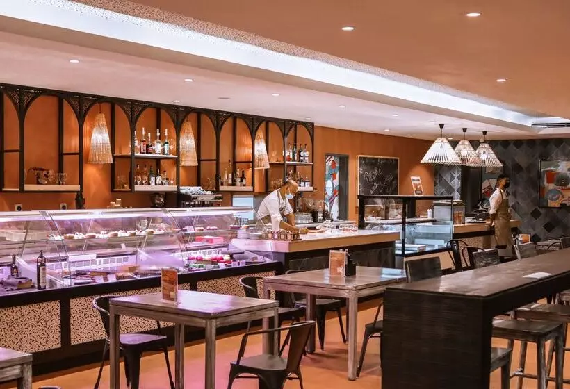 هتل Radisson Blu Azuri Resort & Spa