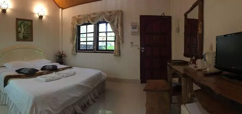 هتل Saiyok River House