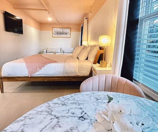 فندق Peninsula Bed & Cocktails