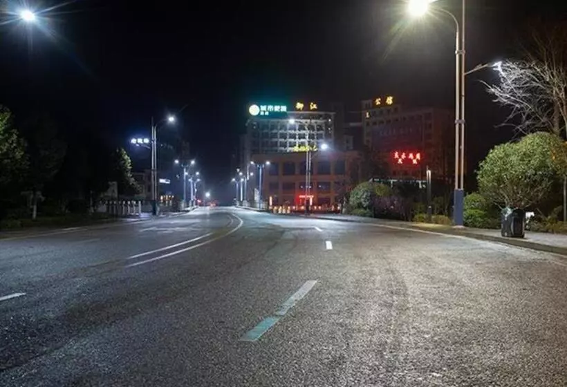 Hotelli City Comfort Inn Lichuan Railway Station Tenglong Cave