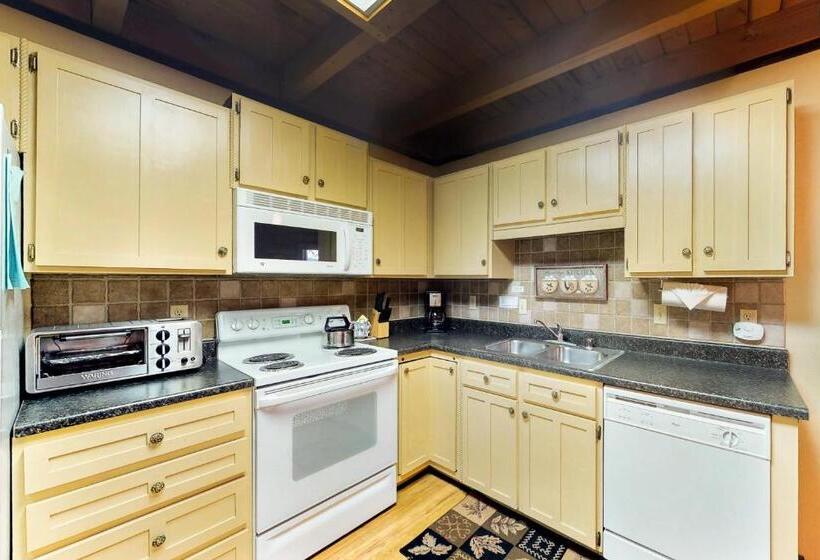 هتل Treehouse 108