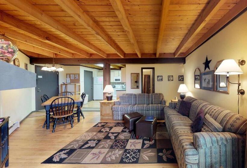 هتل Treehouse 108