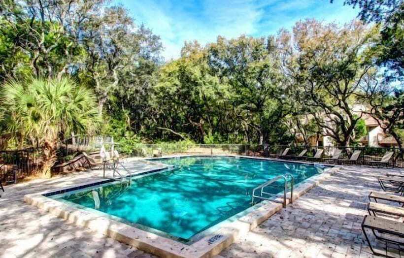 Отель 2034 Beachwood