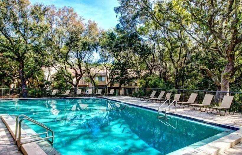 Отель 2034 Beachwood