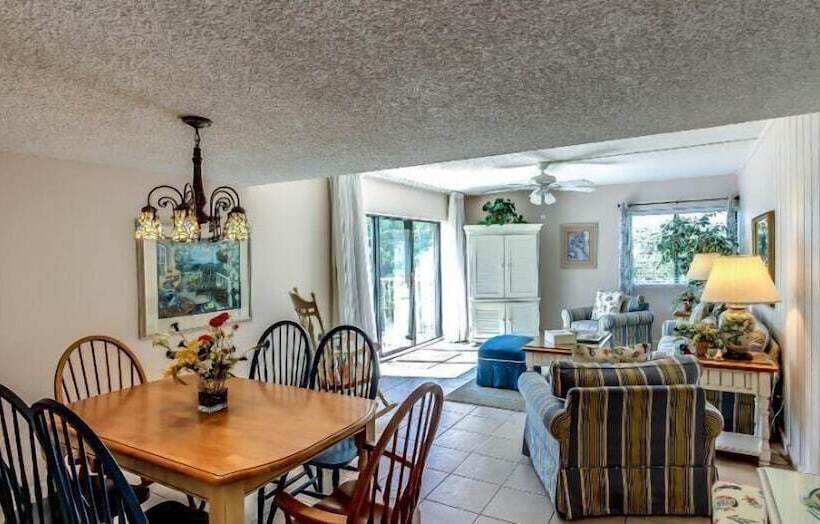 Отель 2034 Beachwood