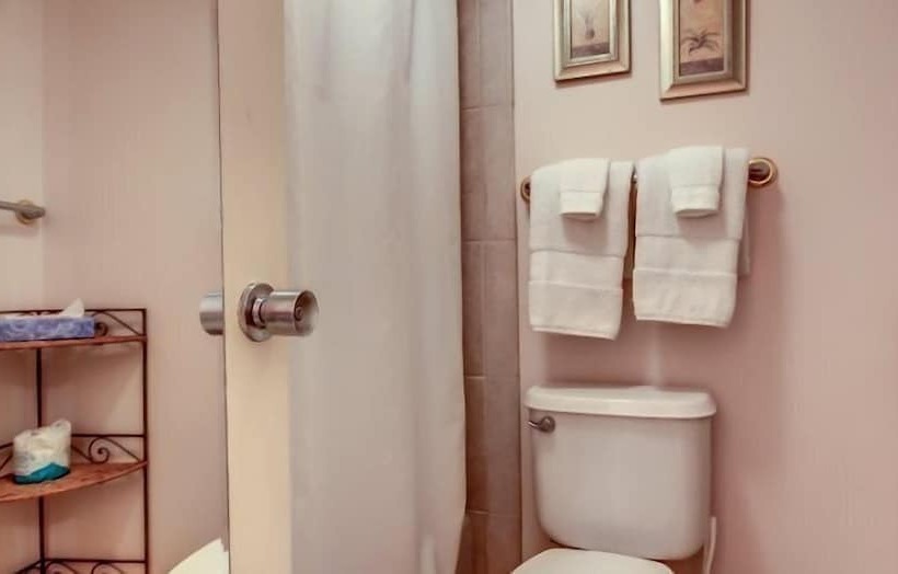 Отель 2034 Beachwood