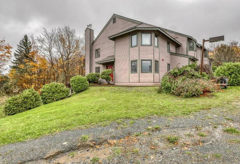 Отель The Queens Slopeside Hideaway