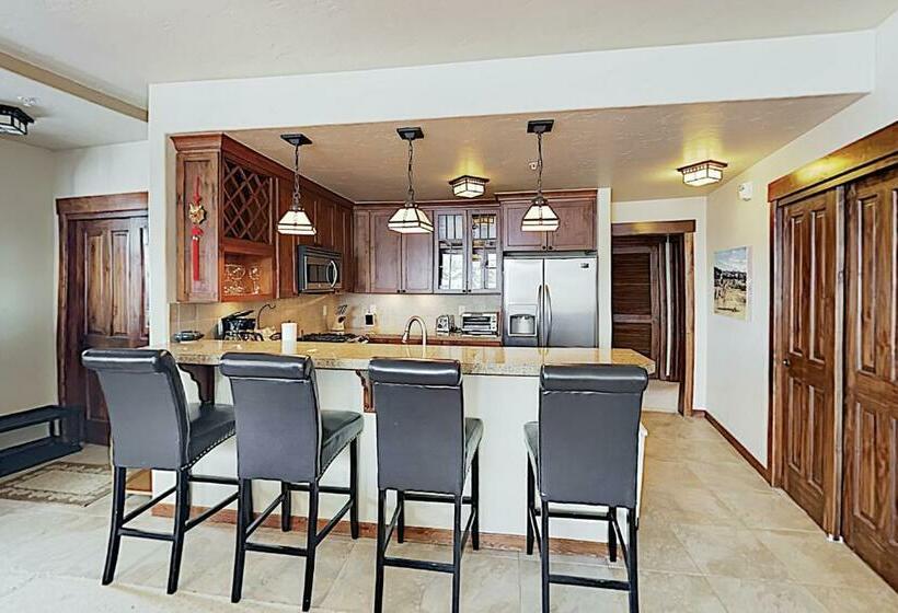 Отель Byers Peak Views